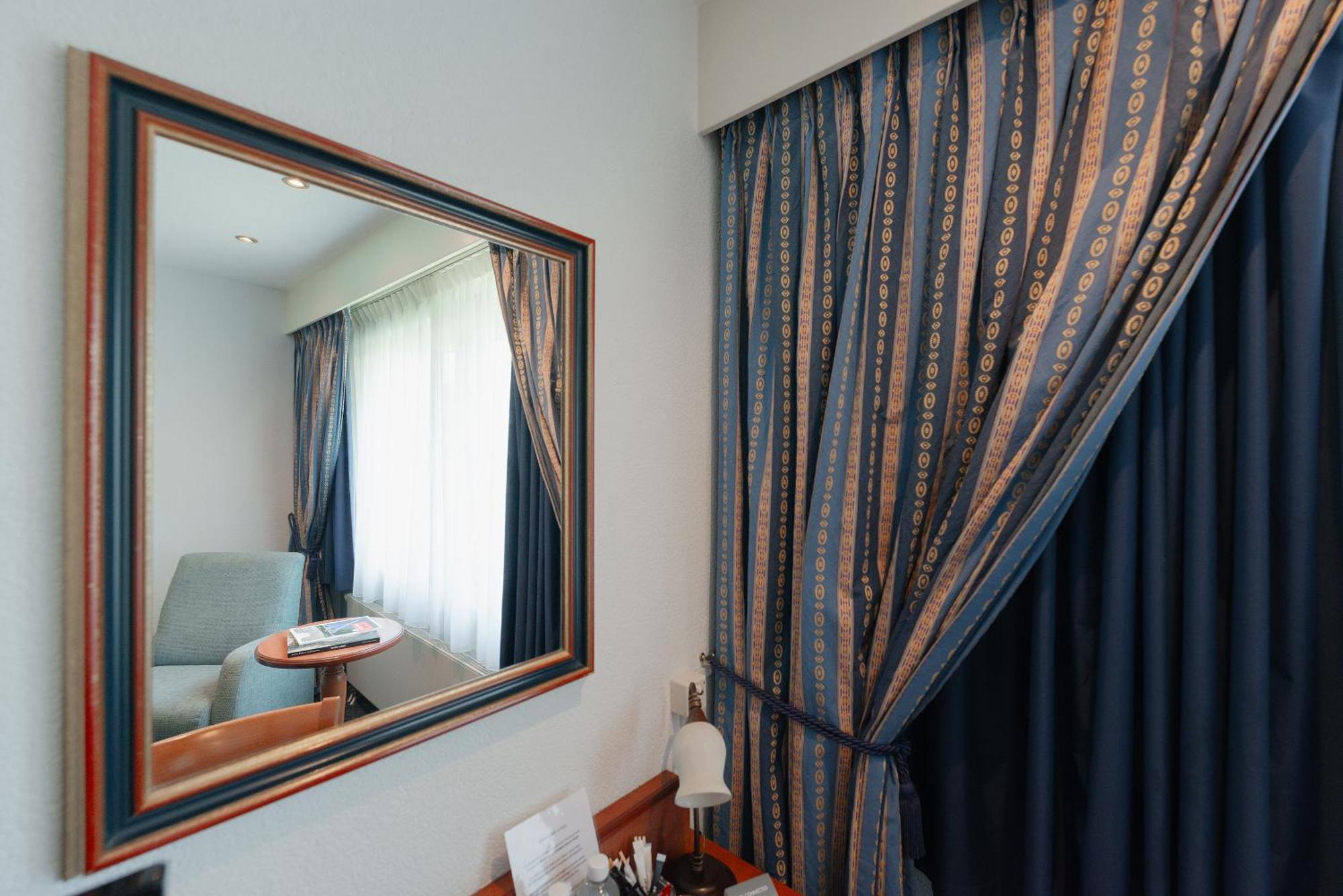 Boutique Hotel Herbergh Amsterdam Airport Free Parking Badhoevedorp Exterior photo
