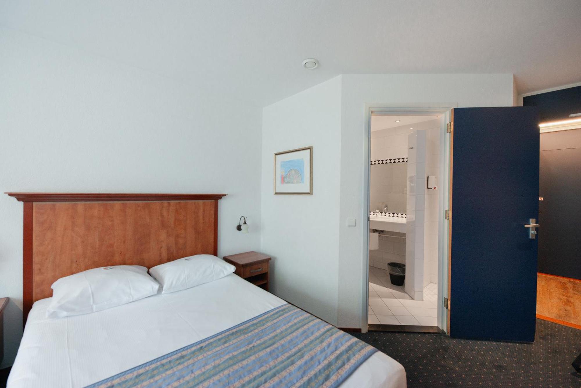 Boutique Hotel Herbergh Amsterdam Airport Free Parking Badhoevedorp Exterior photo